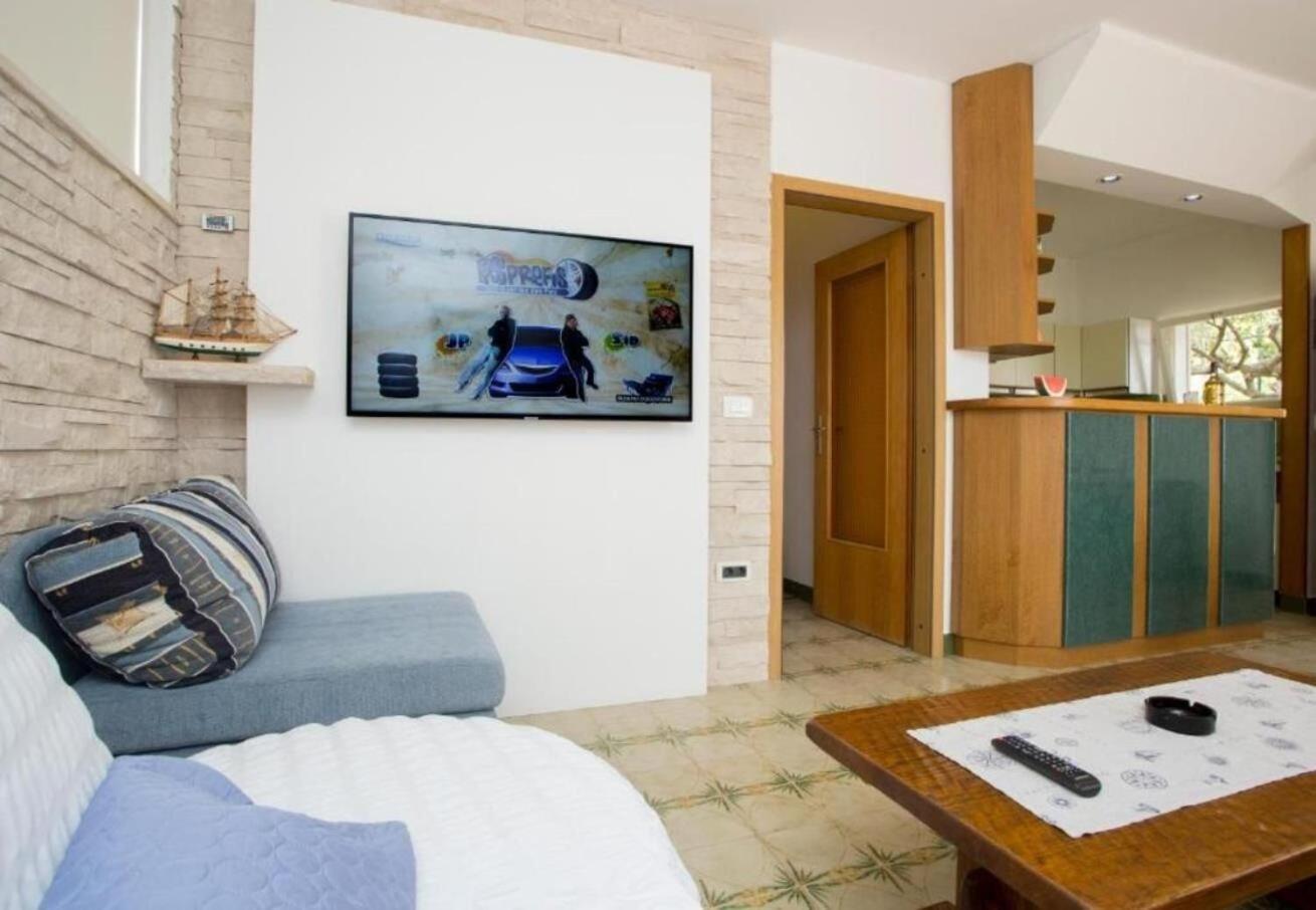 Apartments Damir - 80 M From Beach Postira Kültér fotó